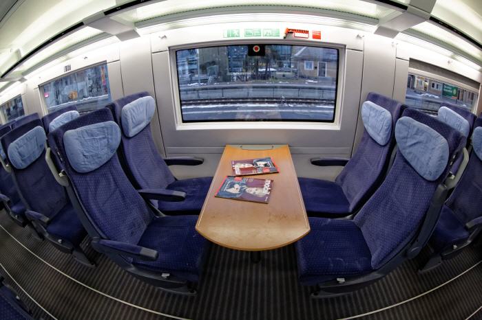 ICE 2 : Großraum 2. Klasse - Vierertisch