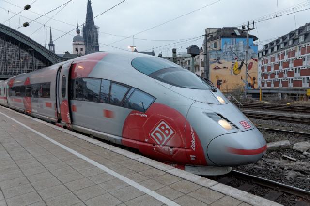 ICE 3 mit Fu&szlig;ballbeklebung